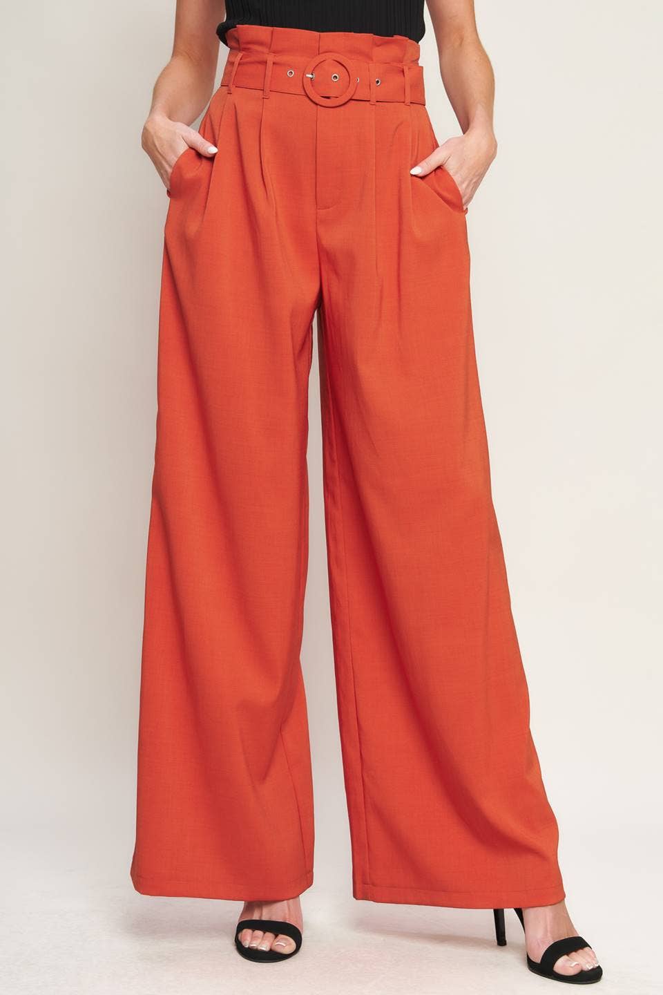 A solid woven pant