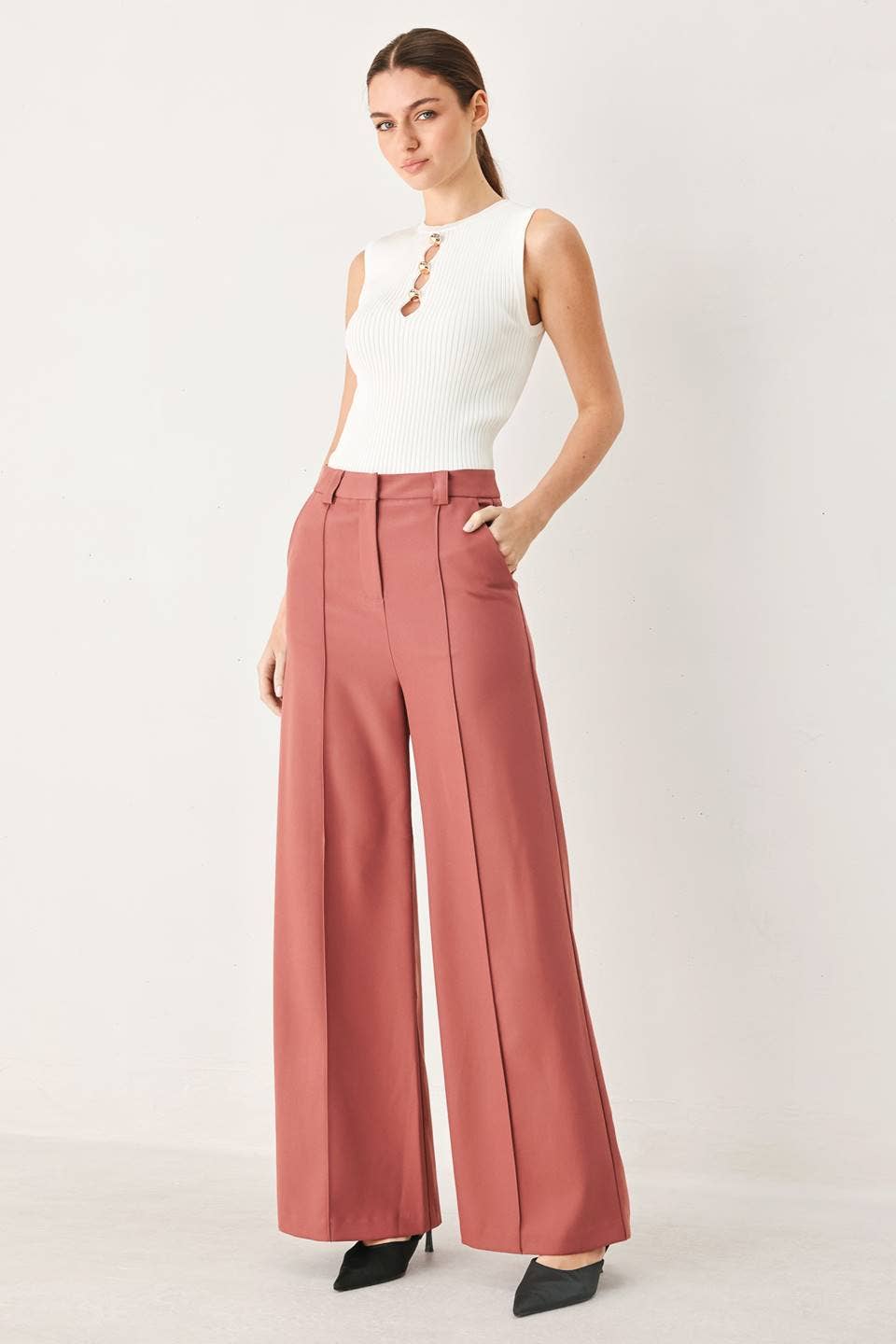 A solid woven pant in dried rose