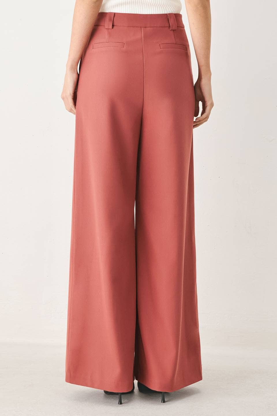 A solid woven pant in dried rose