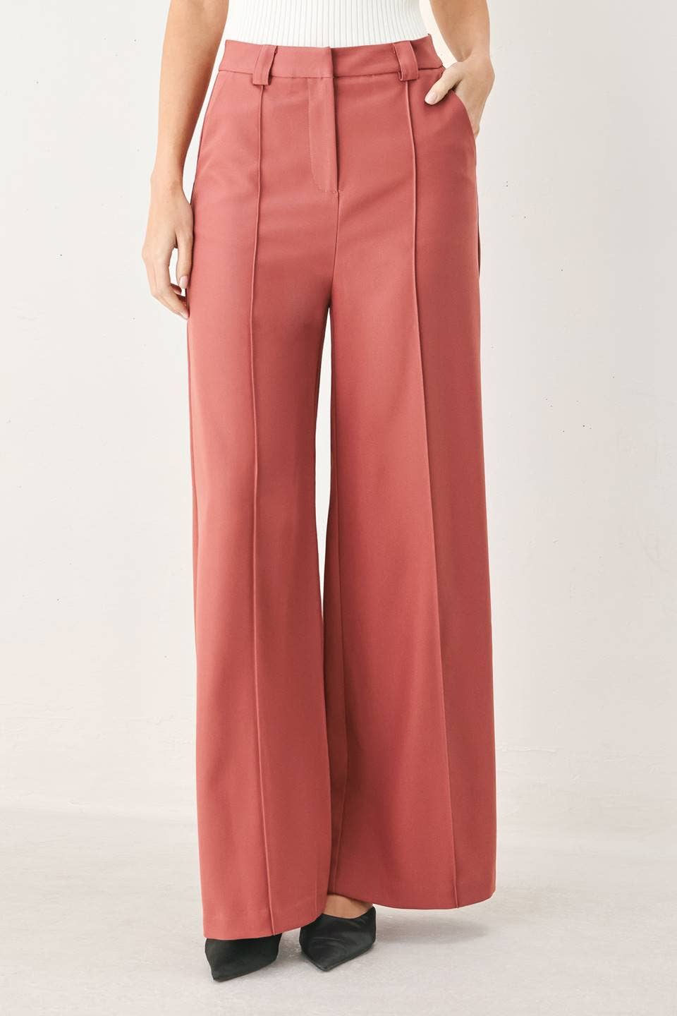 A solid woven pant in dried rose