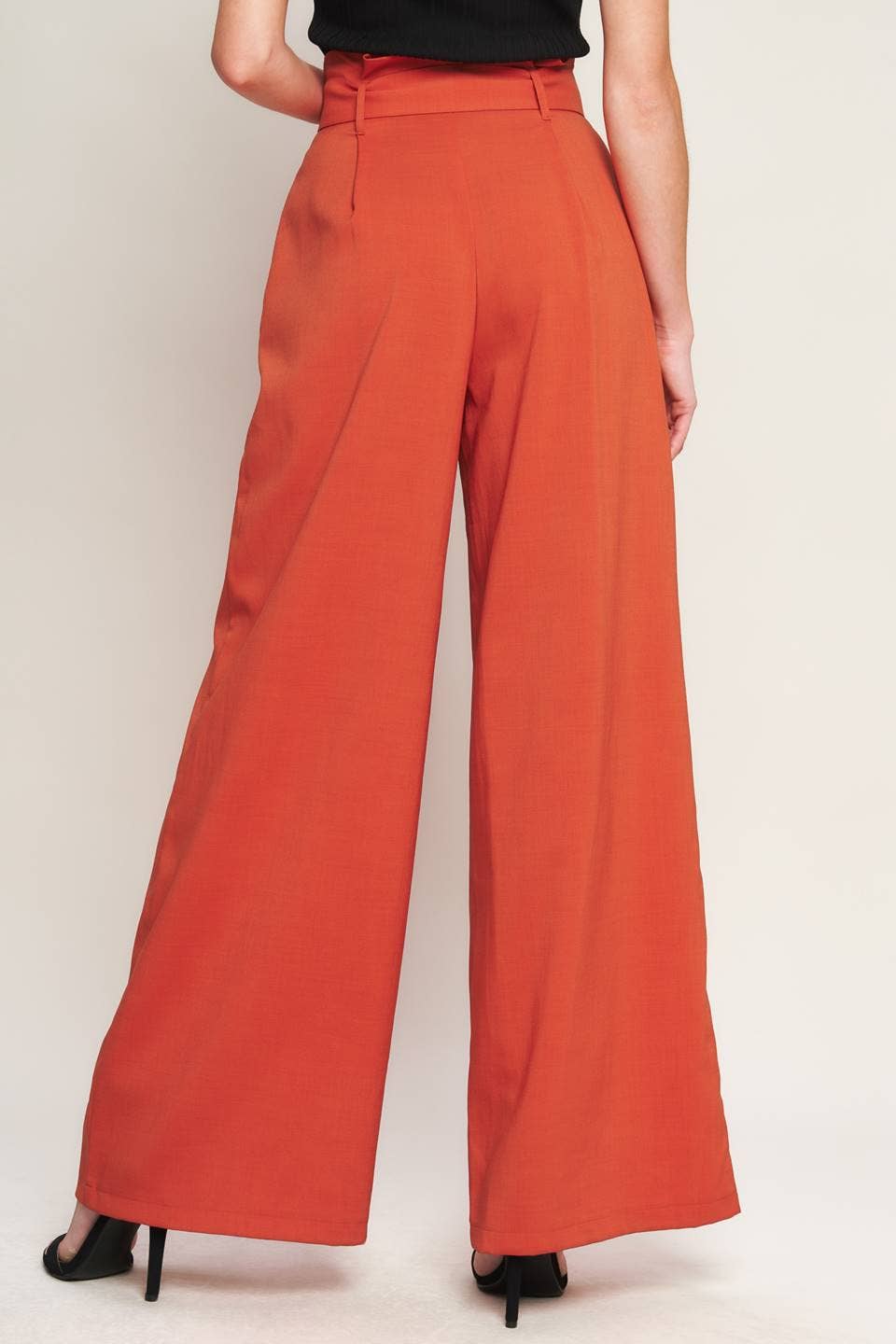 A solid woven pant