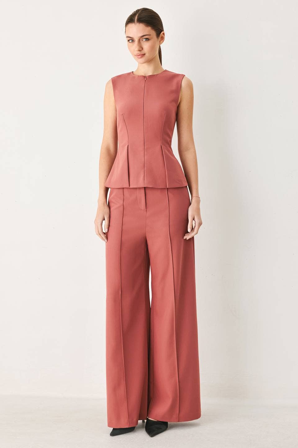 A solid woven pant in dried rose