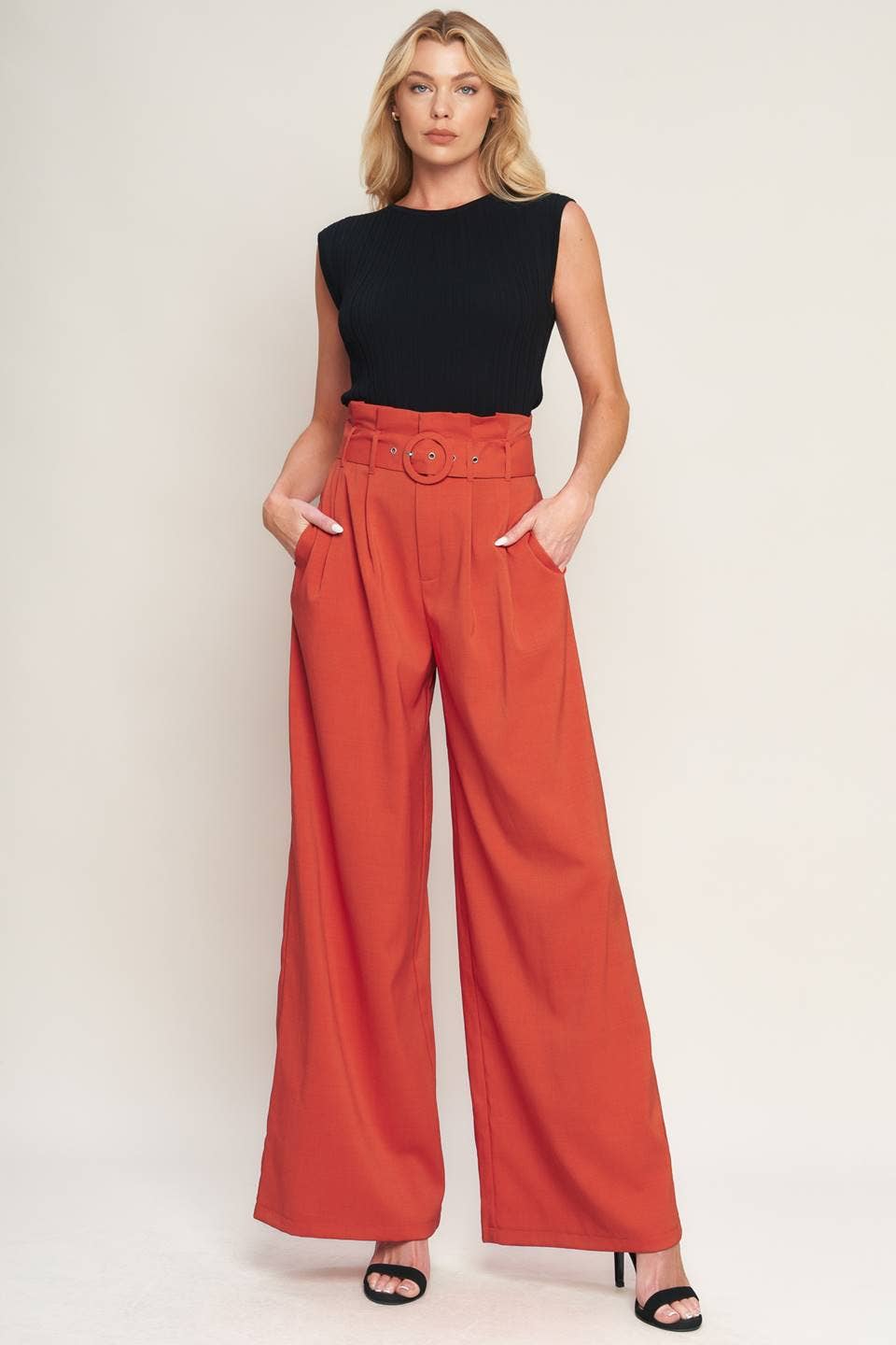 A solid woven pant